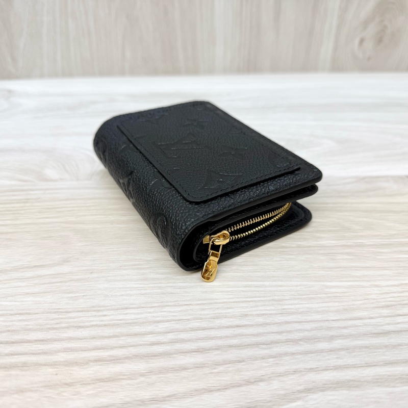 LV黑金牛皮壓紋Clea對釦式6卡ㄇ拉零錢短夾 M80151-6