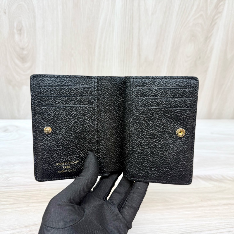 LV黑金牛皮壓紋Clea對釦式6卡ㄇ拉零錢短夾 M80151-8