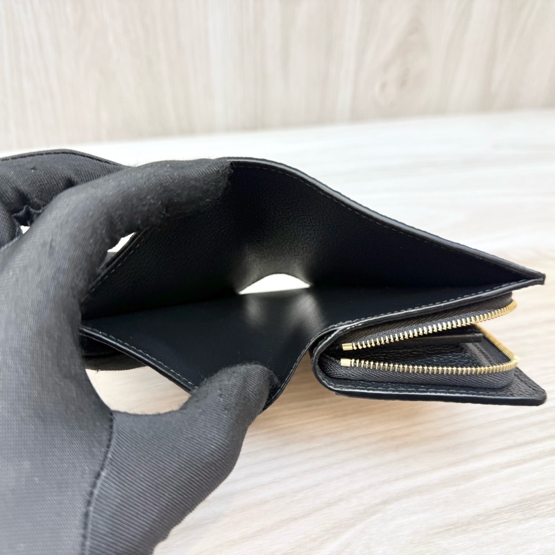 LV黑金牛皮壓紋Clea對釦式6卡ㄇ拉零錢短夾 M80151-10