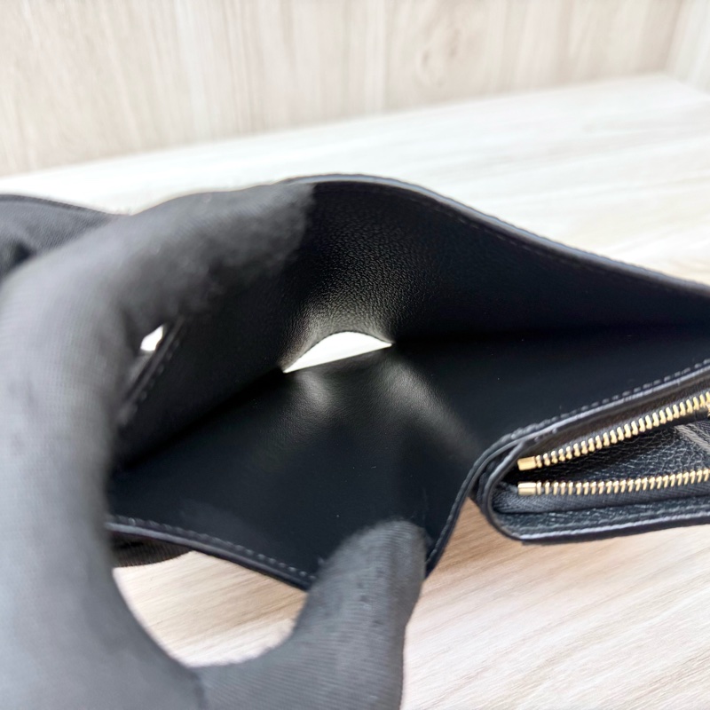 LV黑金牛皮壓紋Clea對釦式6卡ㄇ拉零錢短夾 M80151-11