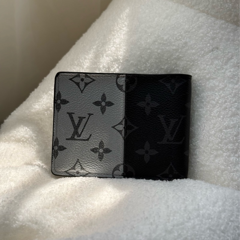 LV 18SS 走秀限量款 黑银拼接短夾-1