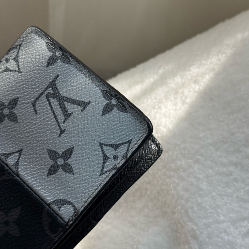 LV 18SS 走秀限量款 黑银拼接短夾-11