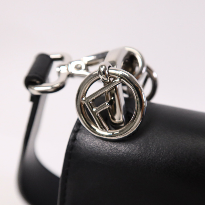 FENDI 牛皮皮革Kan I銀扣肩背袋-7