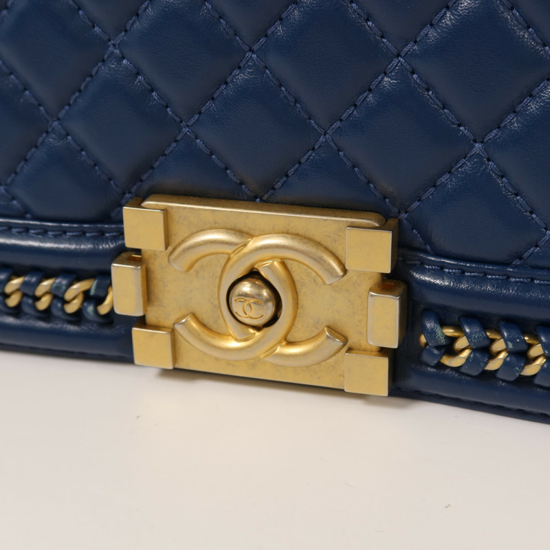 CHANEL 羊皮皮革Boy 25金扣鏈帶肩背袋-10