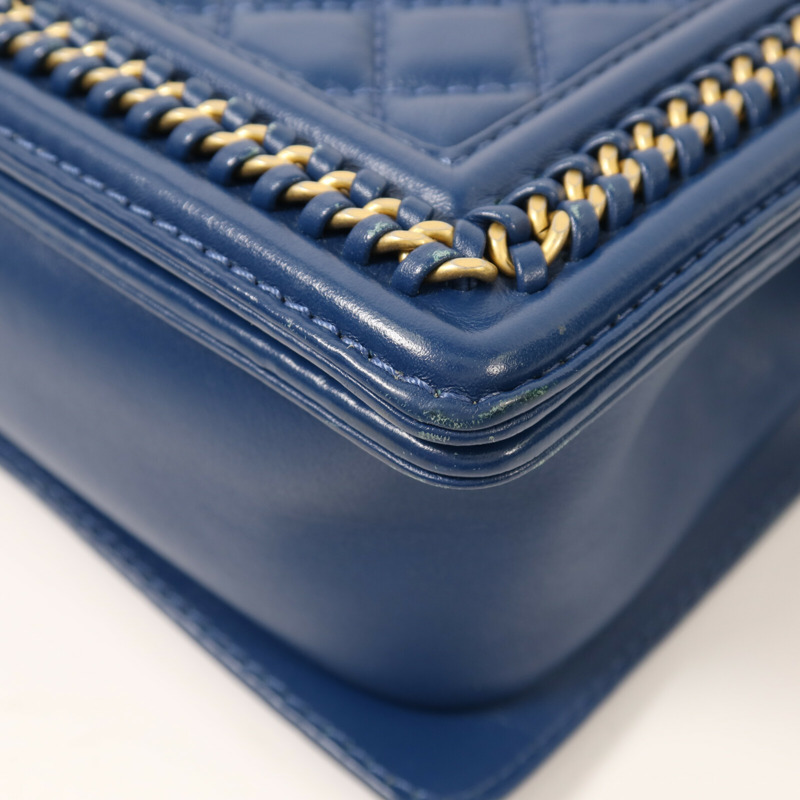 CHANEL 羊皮皮革Boy 25金扣鏈帶肩背袋-12