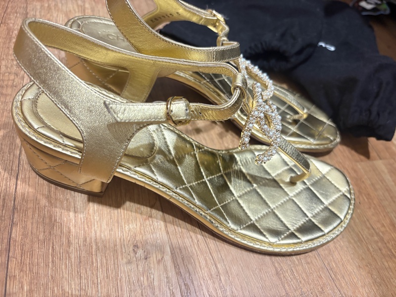 香奈兒金色菱格紋CC珍珠人字拖涼鞋，金屬羊皮材質，38碼-2