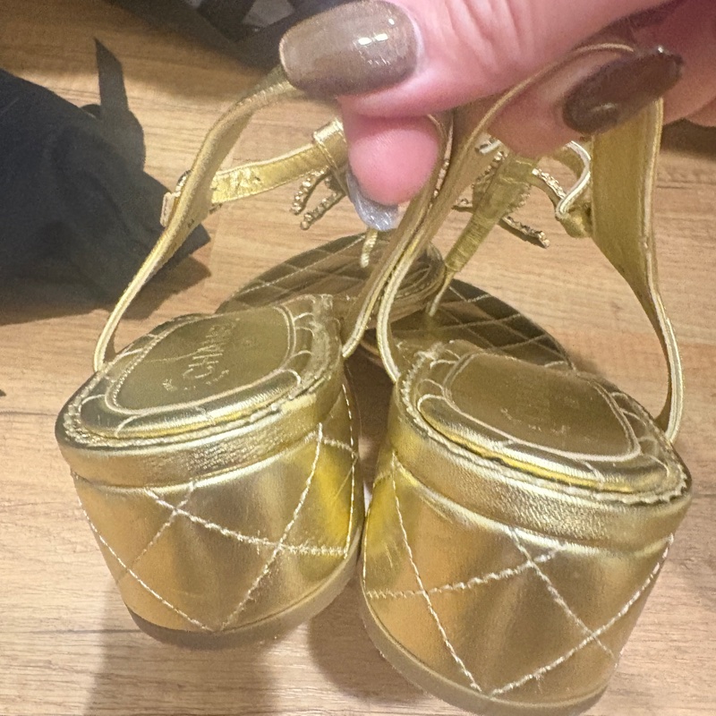 香奈兒金色菱格紋CC珍珠人字拖涼鞋，金屬羊皮材質，38碼-3