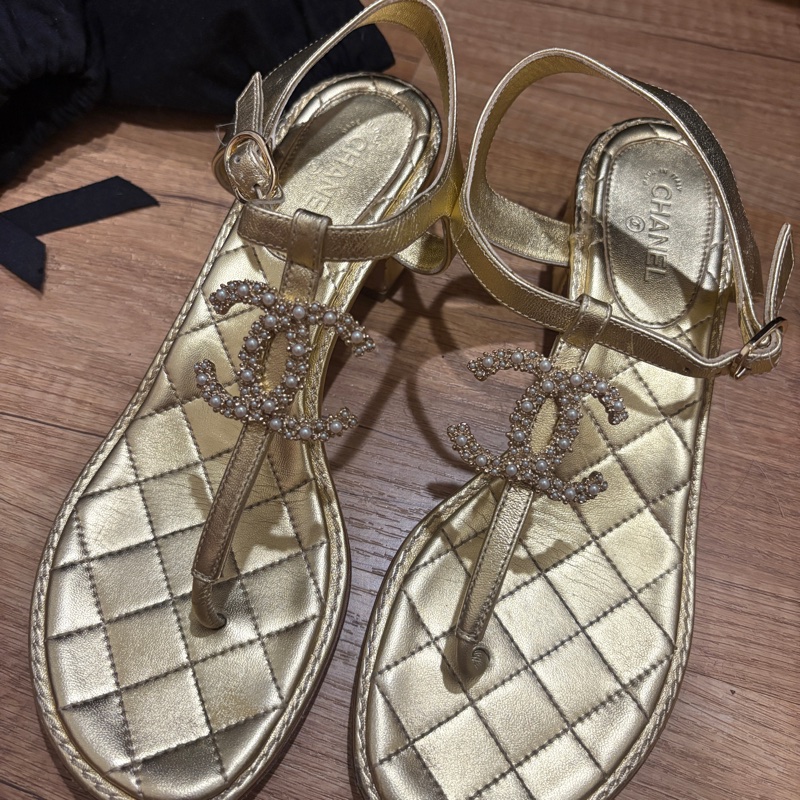 香奈兒金色菱格紋CC珍珠人字拖涼鞋，金屬羊皮材質，38碼-5