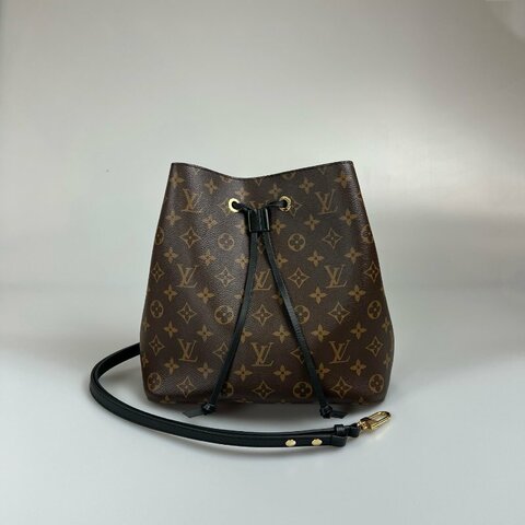 LV M44020/晶片款 老花黑水桶包