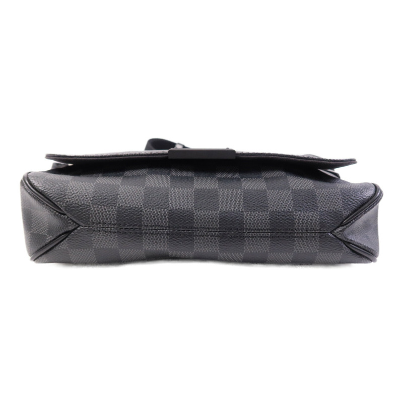 LOUIS VUITTON Damier Graphite District PM銀扣肩背袋-3
