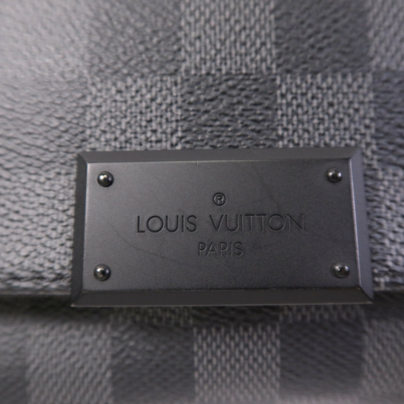 LOUIS VUITTON Damier Graphite District PM銀扣肩背袋-6