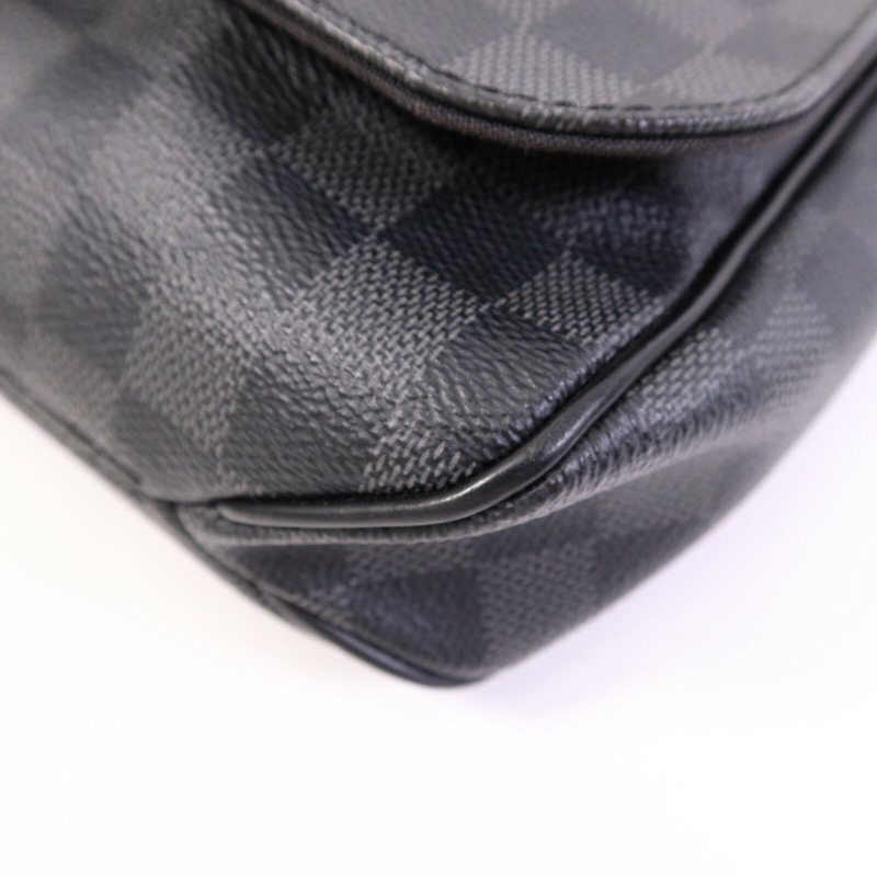 LOUIS VUITTON Damier Graphite District PM銀扣肩背袋-9