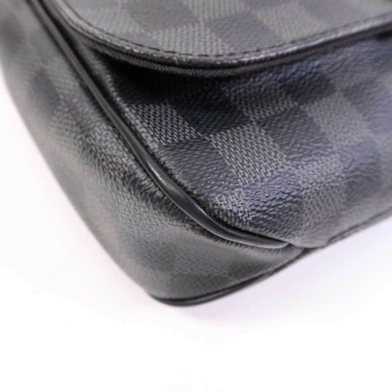 LOUIS VUITTON Damier Graphite District PM銀扣肩背袋-10