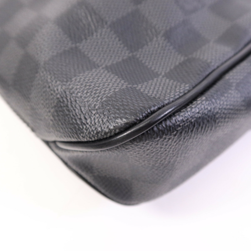 LOUIS VUITTON Damier Graphite District PM銀扣肩背袋-11