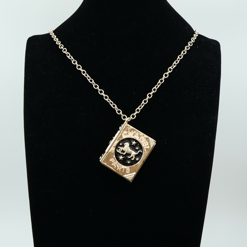 CHANEL 金屬CC Lion Book Locket項鍊-10