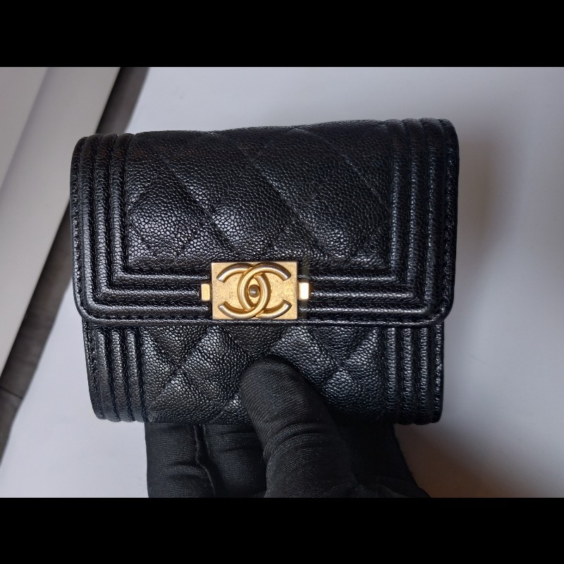 Chanel Boy 系列黑牛皮三折短夾-1