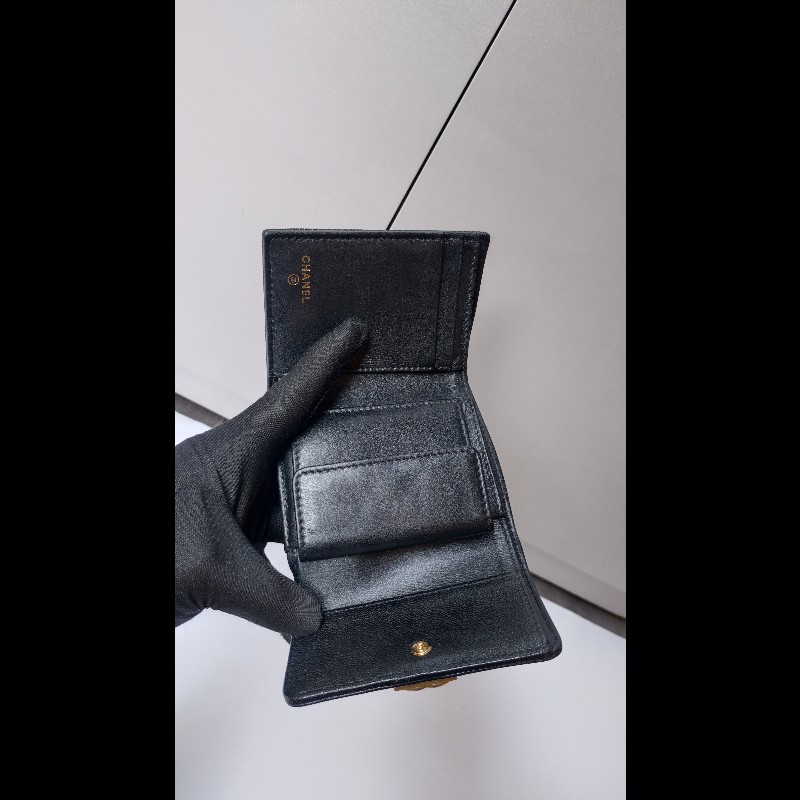 Chanel Boy 系列黑牛皮三折短夾-10