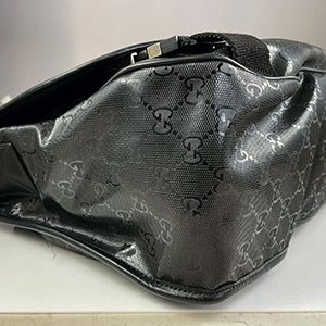 ＊奢華大道國際精品＊【G1607】GUCCI黑色雷射PVC綠紅綠微笑斜背包 269376-4