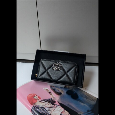 Chanel 19系列黑皮拉鍊中夾
