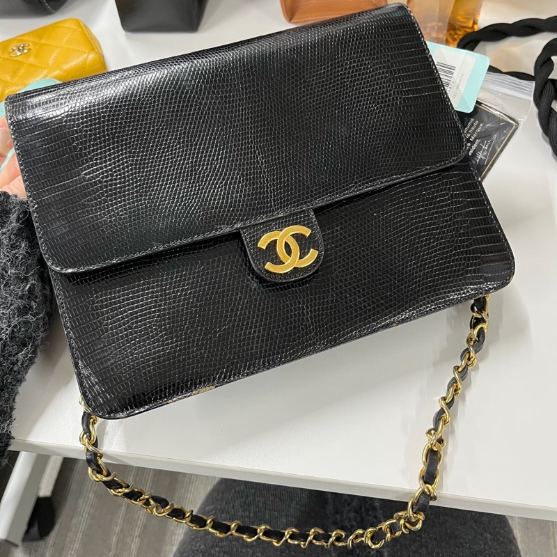 「JL精品代購」 香奈兒中古黑金蜥蜴皮按扣鏈條單肩信封包-3