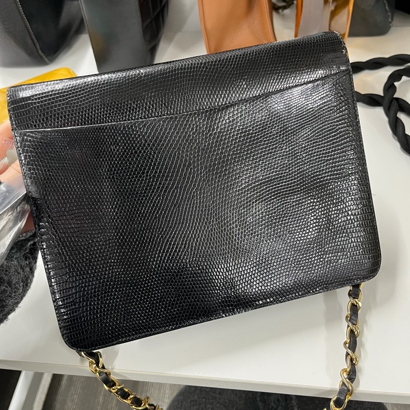 「JL精品代購」 香奈兒中古黑金蜥蜴皮按扣鏈條單肩信封包-4