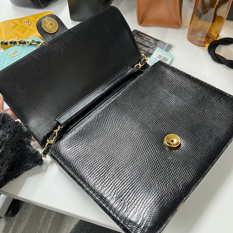 「JL精品代購」 香奈兒中古黑金蜥蜴皮按扣鏈條單肩信封包-11