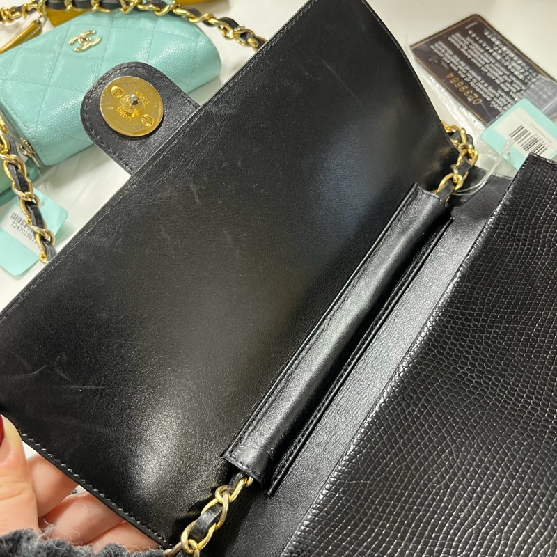 「JL精品代購」 香奈兒中古黑金蜥蜴皮按扣鏈條單肩信封包-12