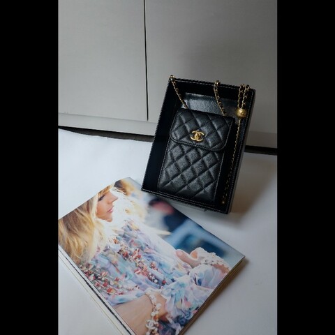 Chanel 金鍊金球黑皮菱格直式斜背手機包