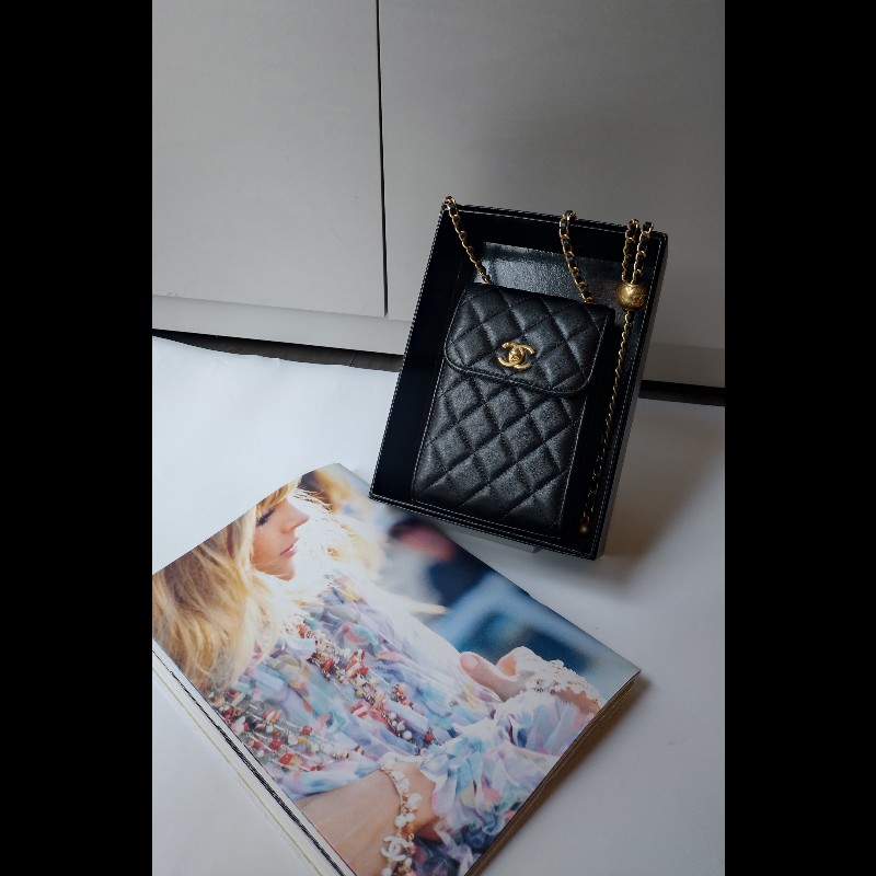 Chanel 金鍊金球黑皮菱格直式斜背手機包-0