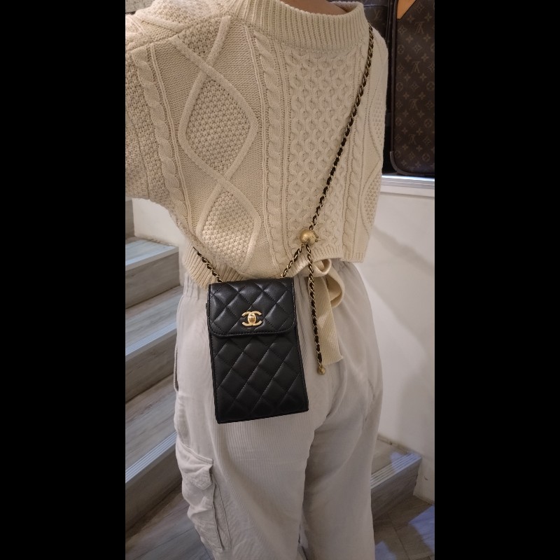 Chanel 金鍊金球黑皮菱格直式斜背手機包-2