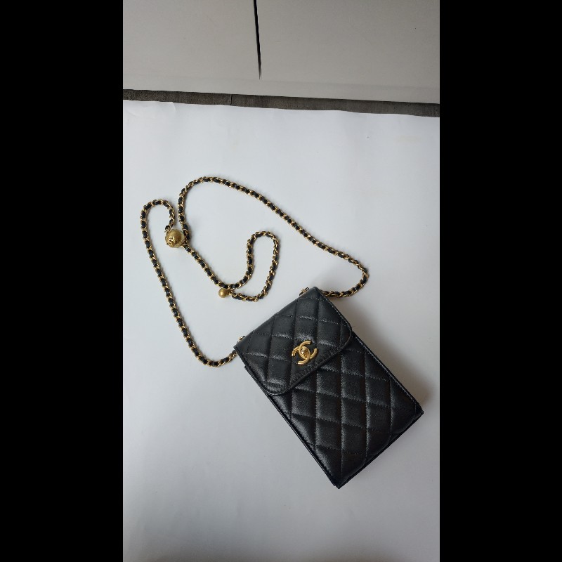Chanel 金鍊金球黑皮菱格直式斜背手機包-3