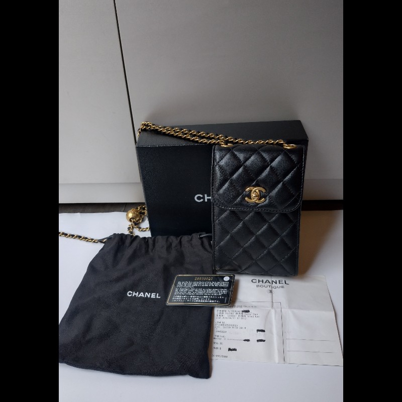 Chanel 金鍊金球黑皮菱格直式斜背手機包-5
