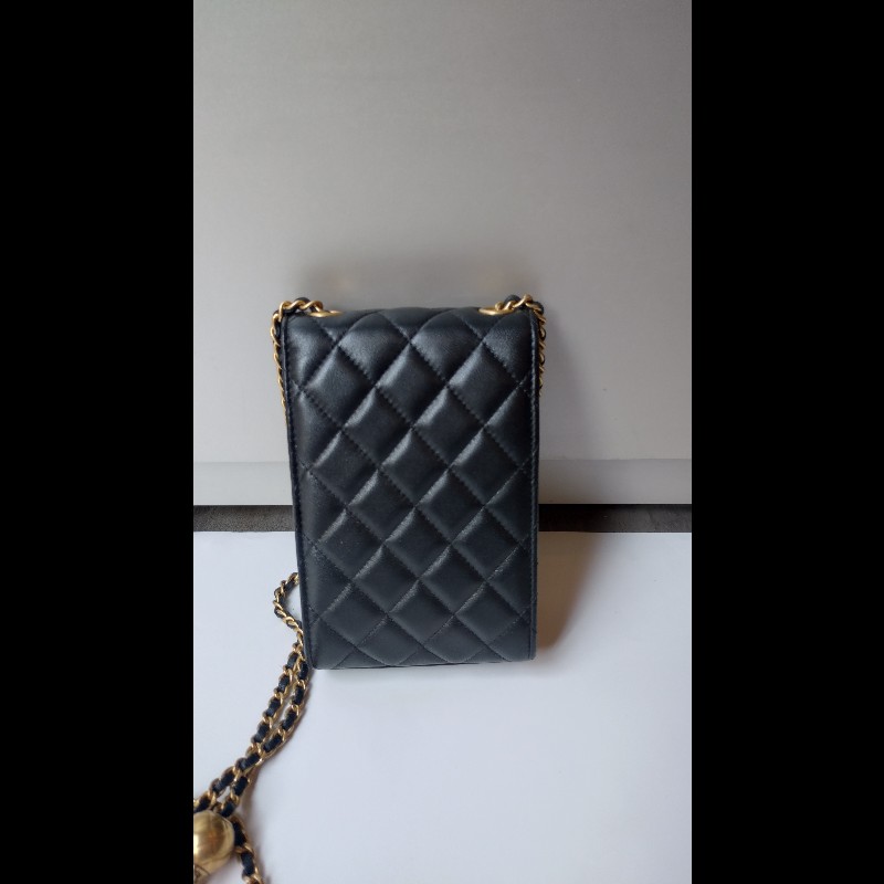 Chanel 金鍊金球黑皮菱格直式斜背手機包-6