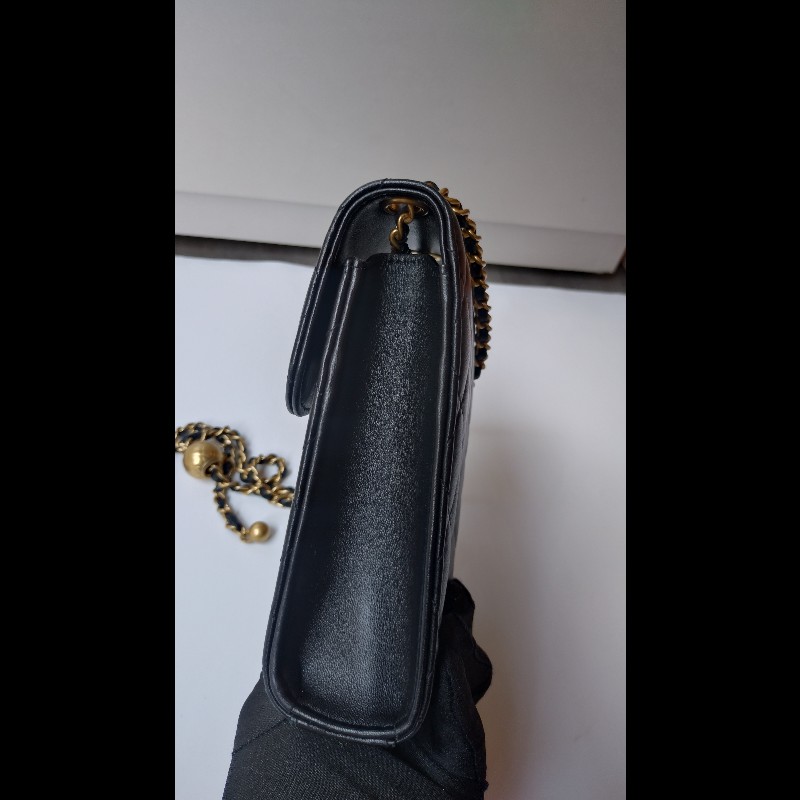 Chanel 金鍊金球黑皮菱格直式斜背手機包-9