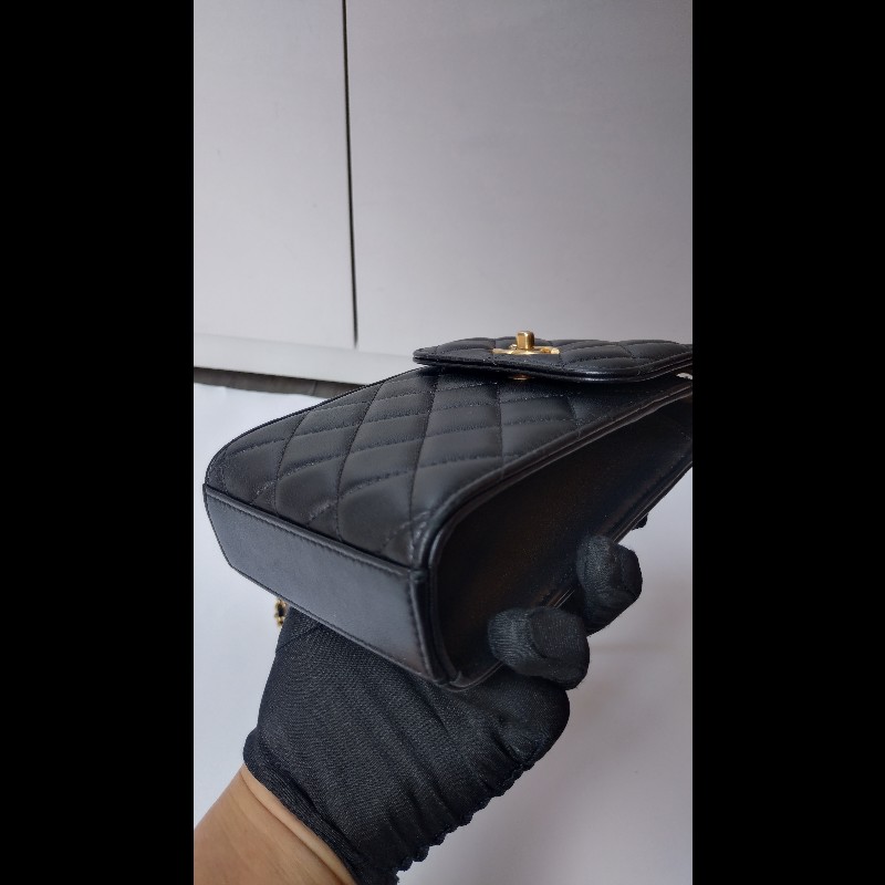 Chanel 金鍊金球黑皮菱格直式斜背手機包-10