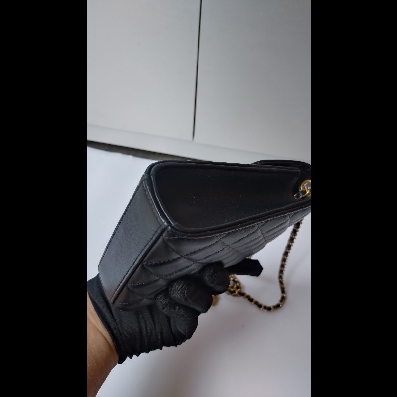 Chanel 金鍊金球黑皮菱格直式斜背手機包-11