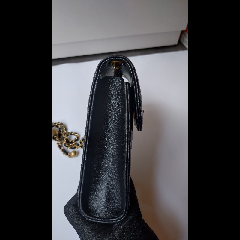 Chanel 金鍊金球黑皮菱格直式斜背手機包-12