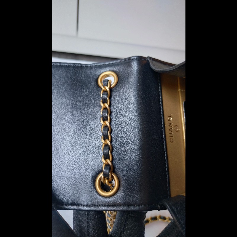 Chanel 金鍊金球黑皮菱格直式斜背手機包-14