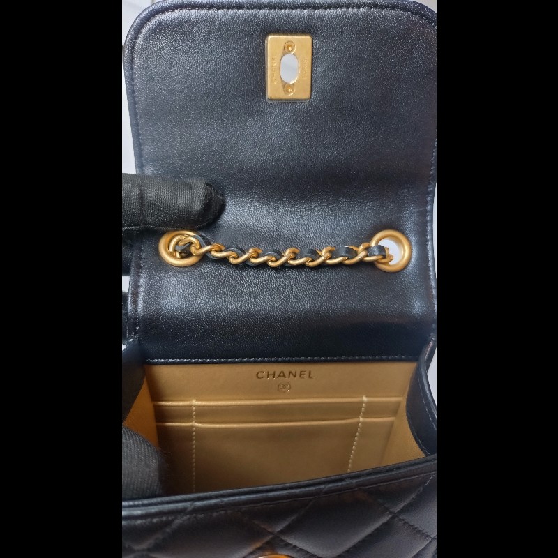 Chanel 金鍊金球黑皮菱格直式斜背手機包-15