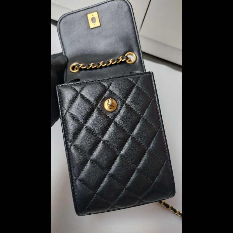 Chanel 金鍊金球黑皮菱格直式斜背手機包-16