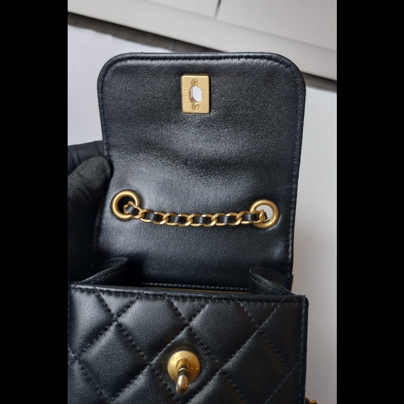 Chanel 金鍊金球黑皮菱格直式斜背手機包-18