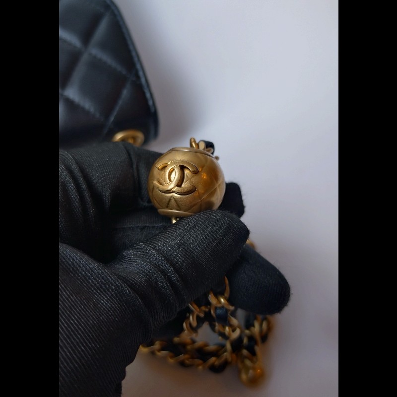 Chanel 金鍊金球黑皮菱格直式斜背手機包-21