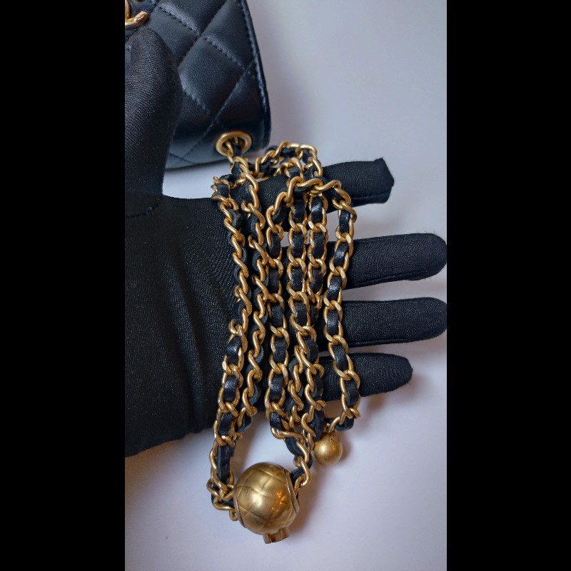 Chanel 金鍊金球黑皮菱格直式斜背手機包-23