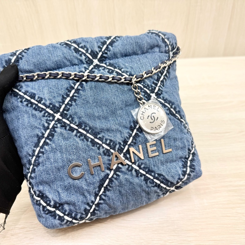 CHANEL丹寧牛仔銀釦MINI 22側背包-11