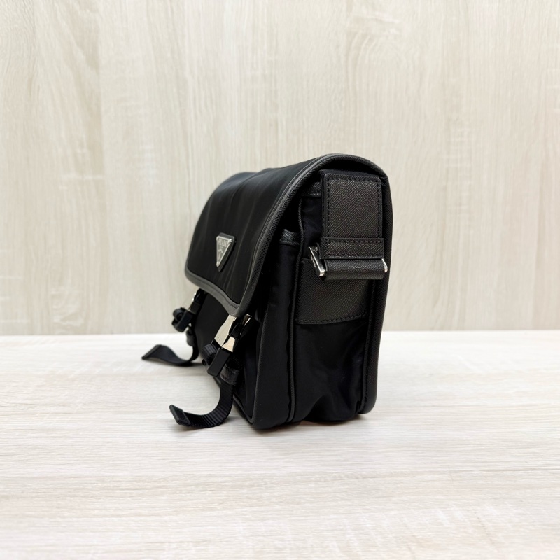 Prada 黑尼龍銀三角釦下蓋雙插釦斜背包2VD034附小袋-3