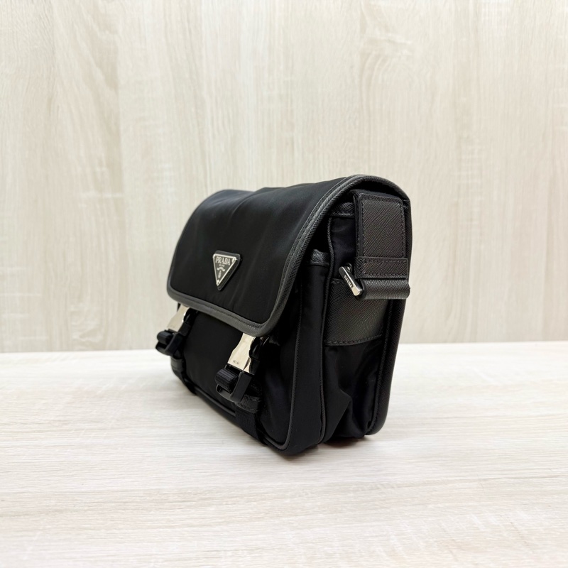 Prada 黑尼龍銀三角釦下蓋雙插釦斜背包2VD034附小袋-4