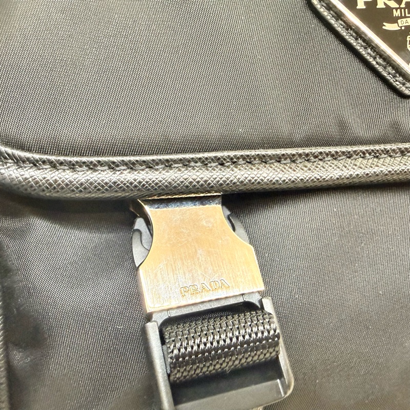 Prada 黑尼龍銀三角釦下蓋雙插釦斜背包2VD034附小袋-18