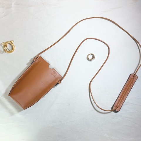 ✨經典好看 Loewe 路易威登 焦糖色 logo 手機包 肩背/斜背小包