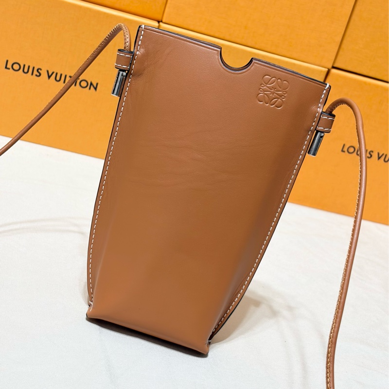 ✨經典好看 Loewe 路易威登 焦糖色 logo 手機包 肩背/斜背小包-1