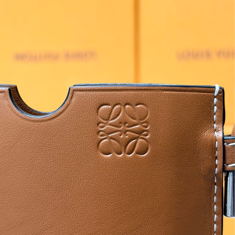 ✨經典好看 Loewe 路易威登 焦糖色 logo 手機包 肩背/斜背小包-2